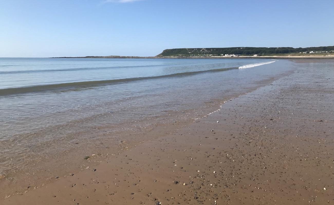 Foto af Port Eynon beach med sort sand og småsten overflade