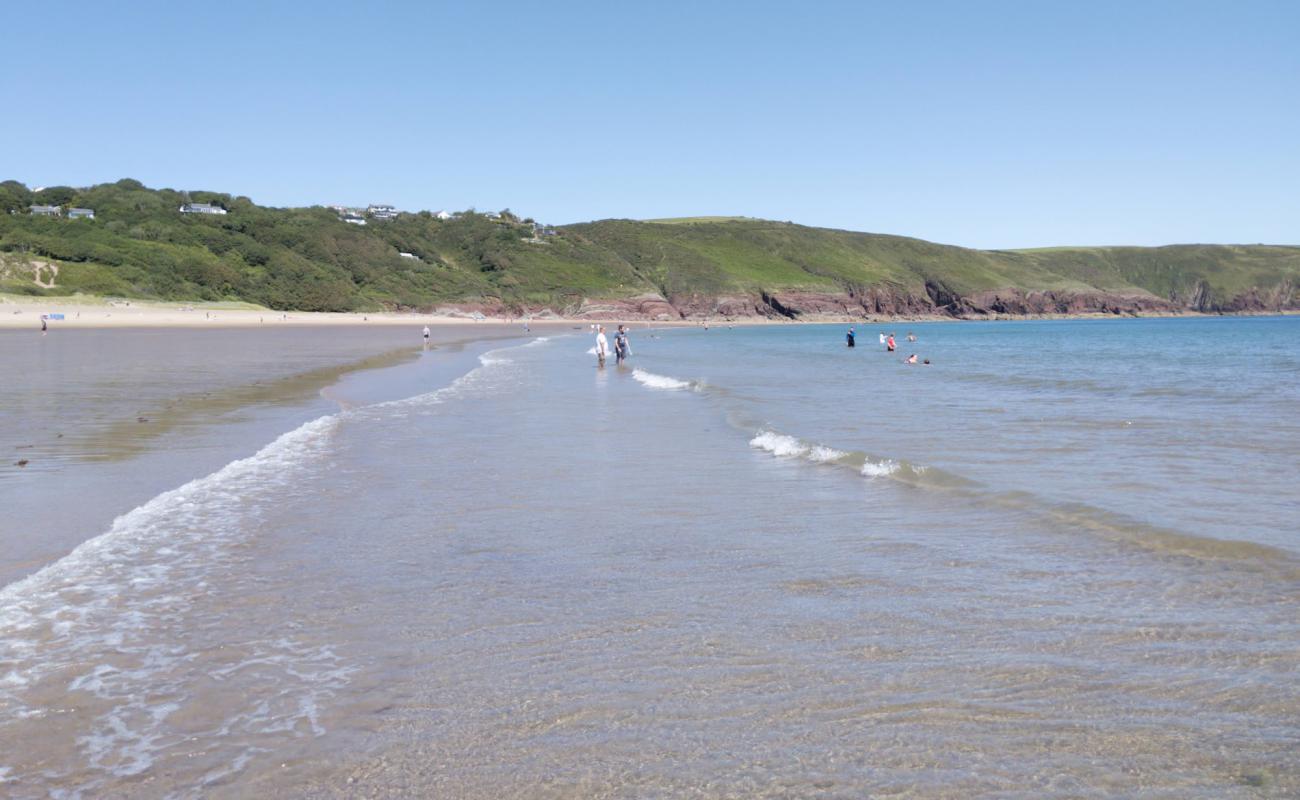 Foto af Freshwater East beach med lys sand overflade