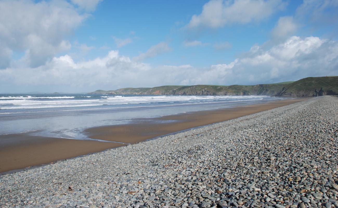 Foto af Newgale beach med let sand og småsten overflade