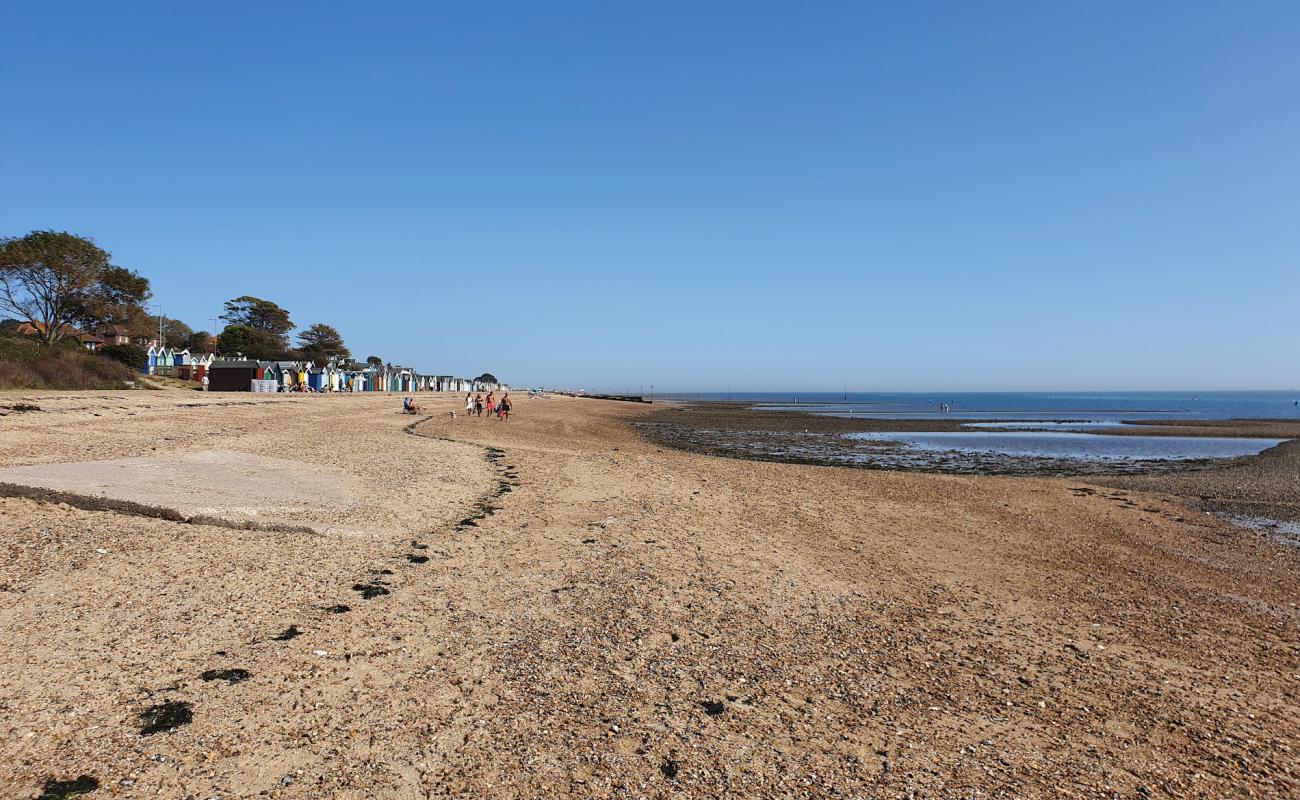 Foto af West Mersea beach med let sand og småsten overflade