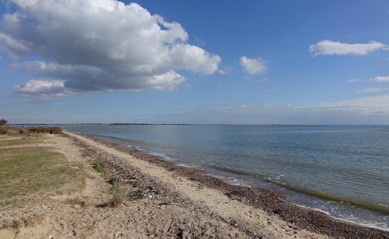 Foto af Fen Farm beach med let sand og småsten overflade