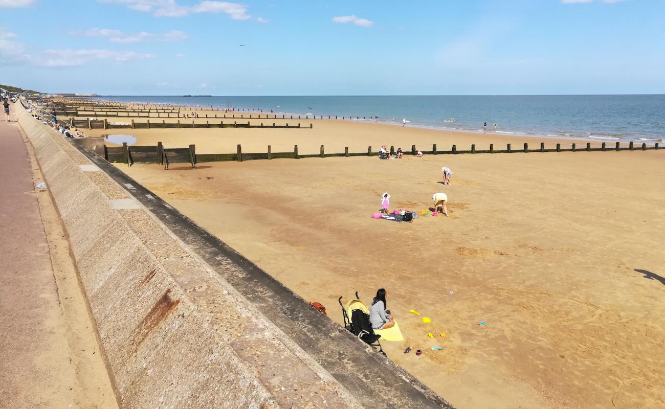 Foto af Frinton strand med lys sand overflade