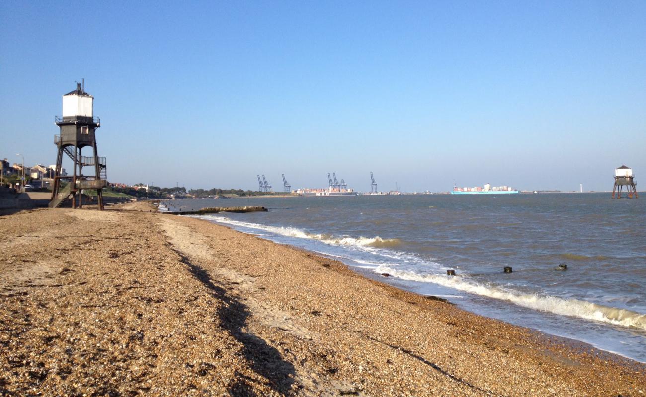 Foto af Dovercourt strand med let sand og småsten overflade