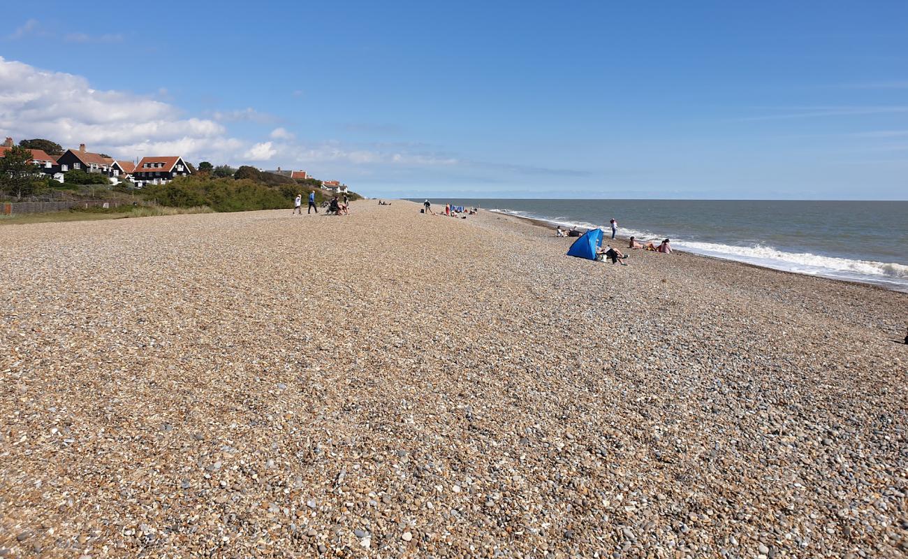 Foto af Thorpeness strand med brun sten overflade