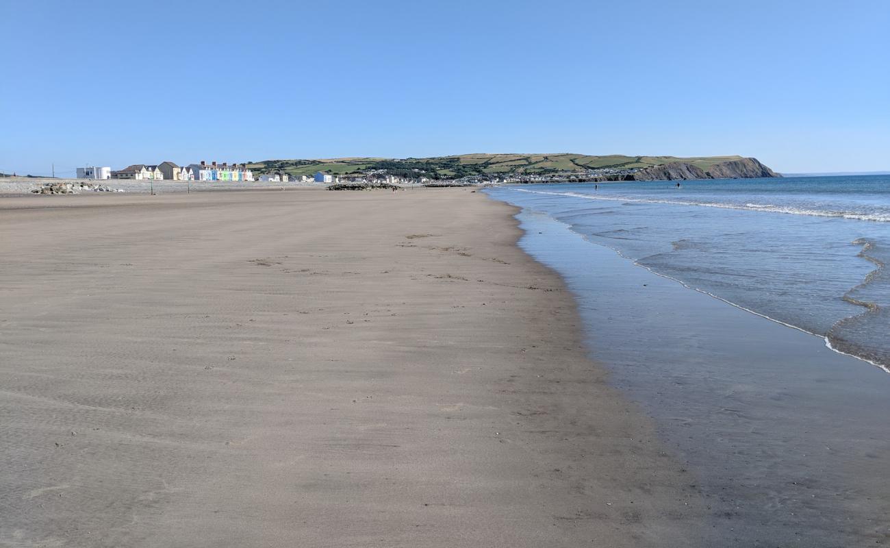 Foto af Borth Strand med gråt sand og småsten overflade