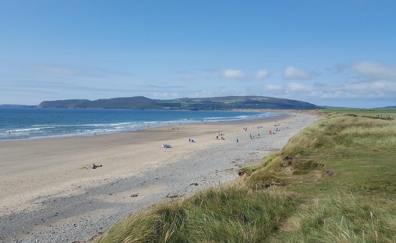 Foto af Porth Neigwl med let sand og småsten overflade