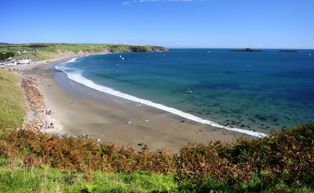 Foto af Aberdaron Strand med let sand og småsten overflade