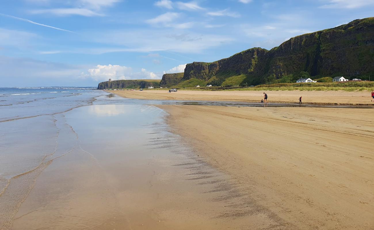 Foto af Benone Beach med lys sand overflade