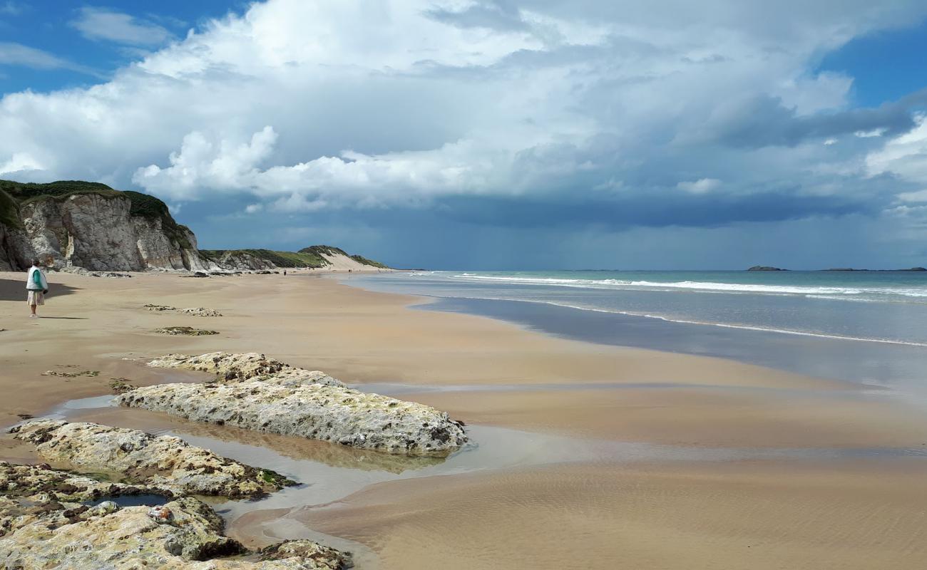 Foto af Whiterocks Beach med lys sand overflade