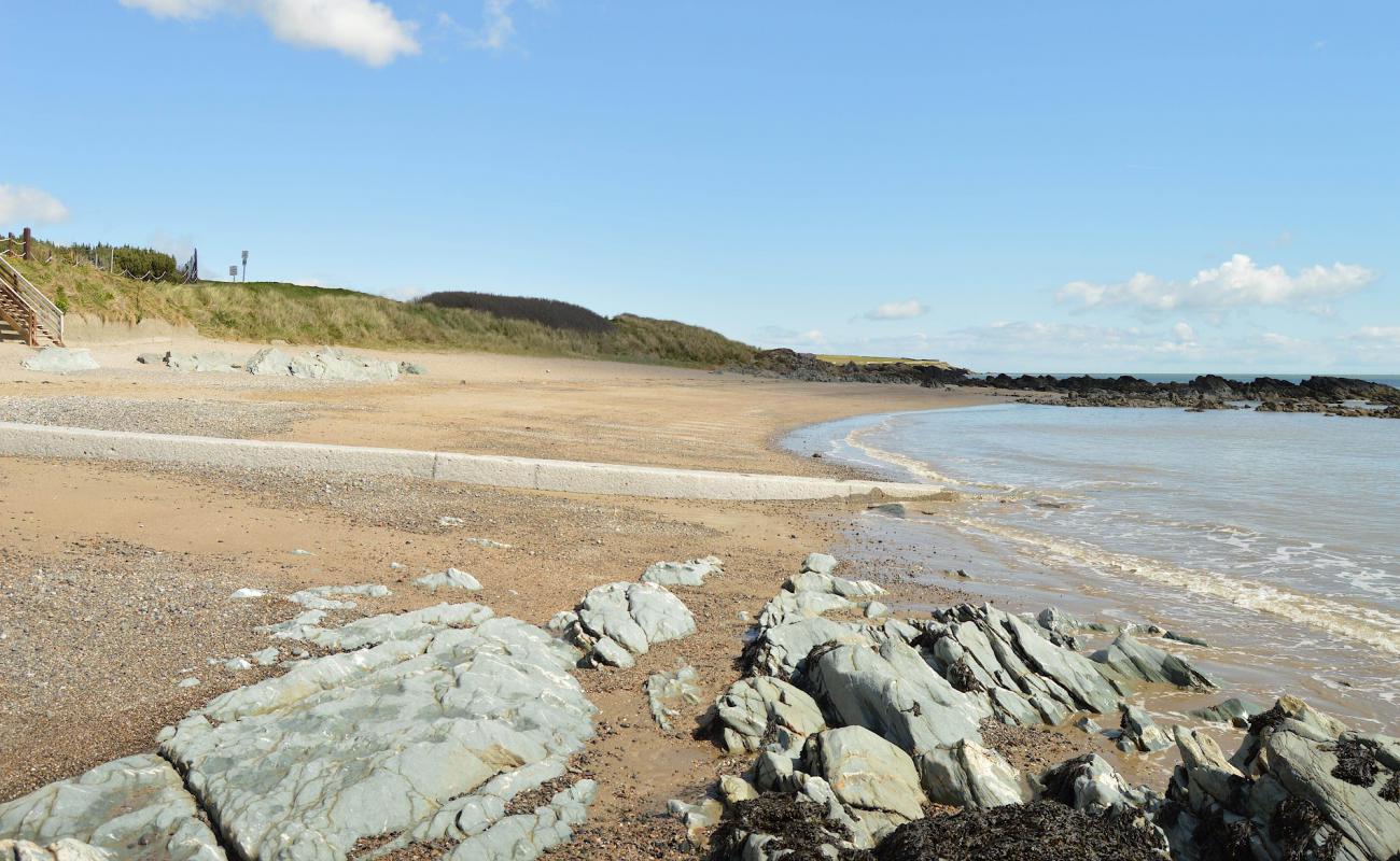 Foto af Donabate beach med let sand og småsten overflade