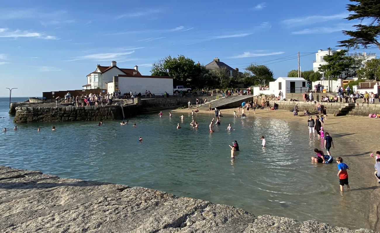 Foto af Sandycove beach med lys sand overflade