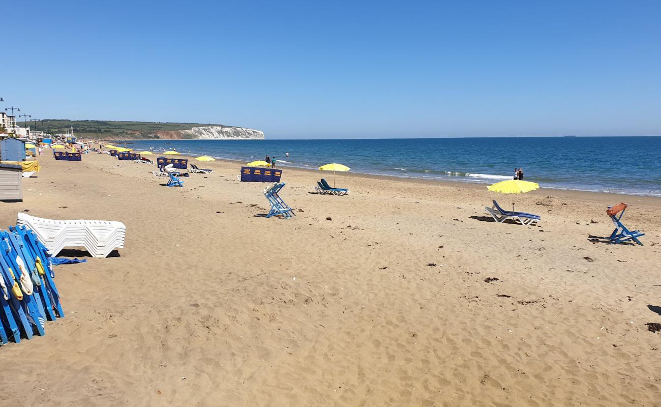 Foto af Sandown Strand med lys sand overflade