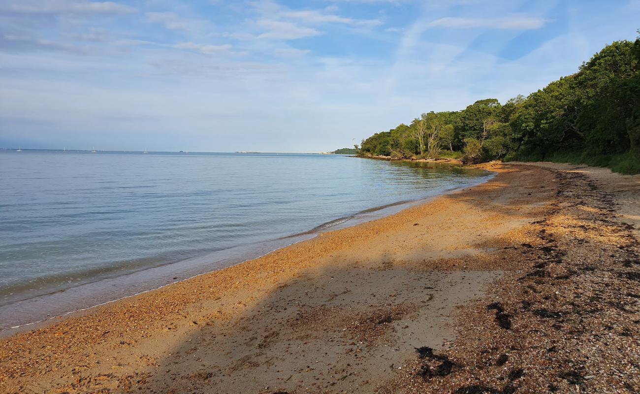 Foto af Woodside Beach med let sand og småsten overflade