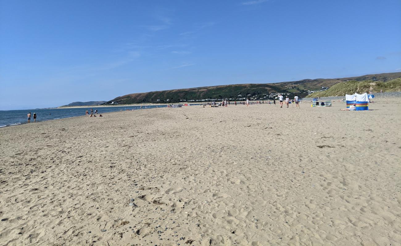 Foto af Ynyslas Beach med lys sand overflade