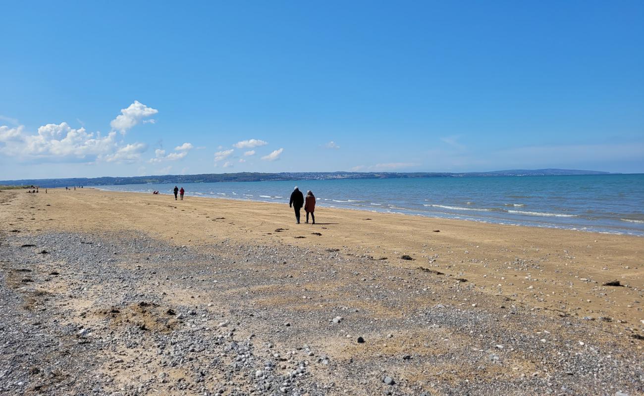 Foto af Llanddona Strand med let sand og småsten overflade