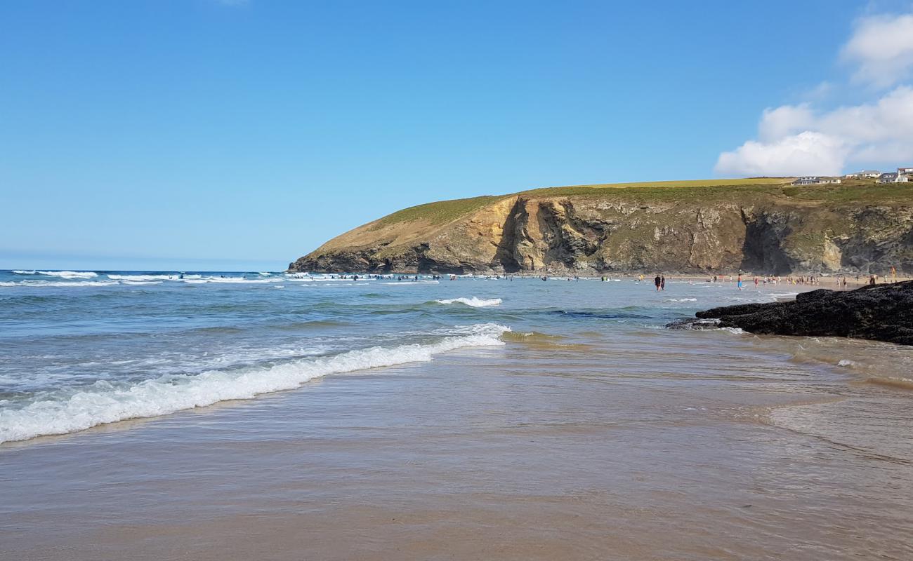 Foto af Mawgan Porth Beach med lys sand overflade