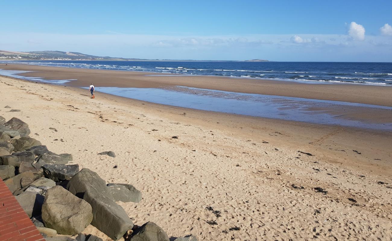 Foto af Leven Beach med lys sand overflade