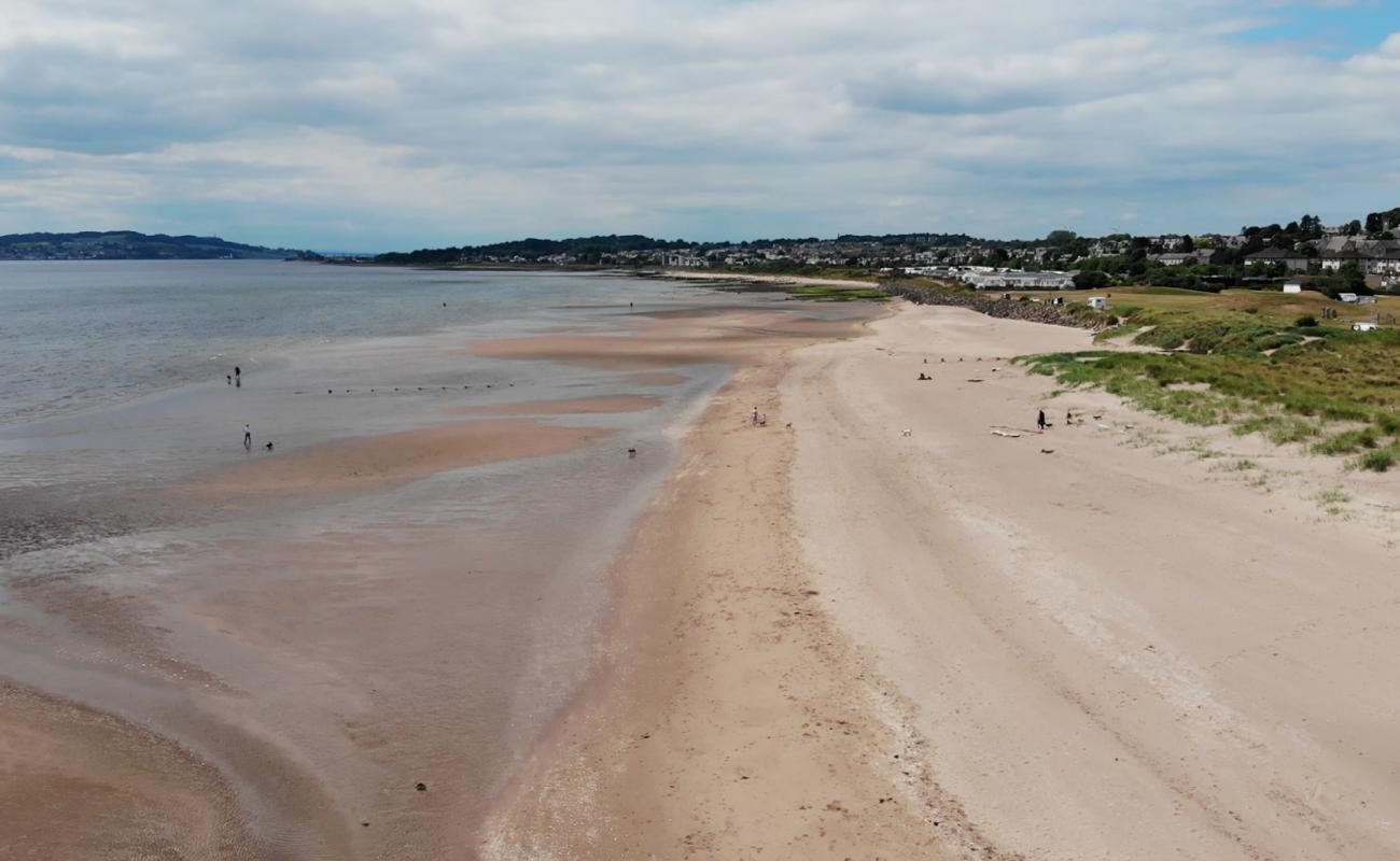 Foto af Monifieth Beach med lys sand overflade