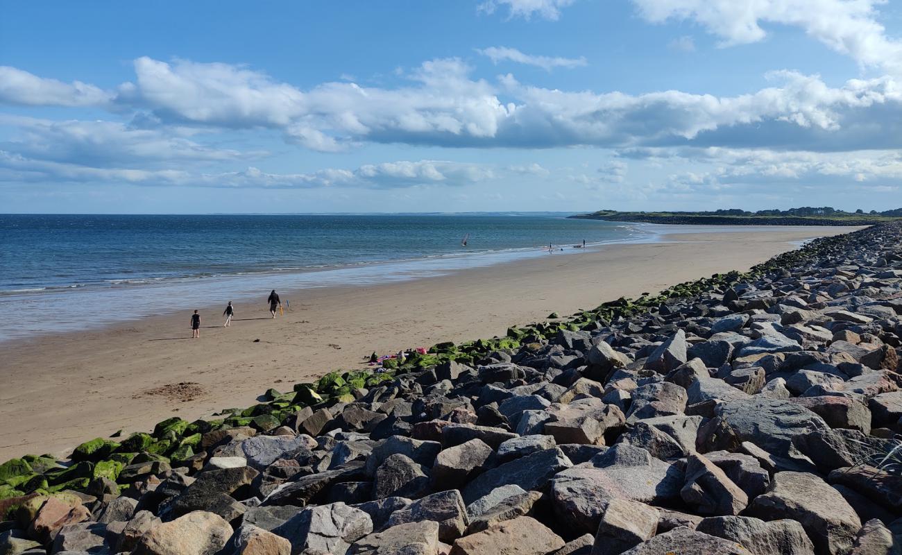 Foto af Carnoustie Beach med lys sand overflade