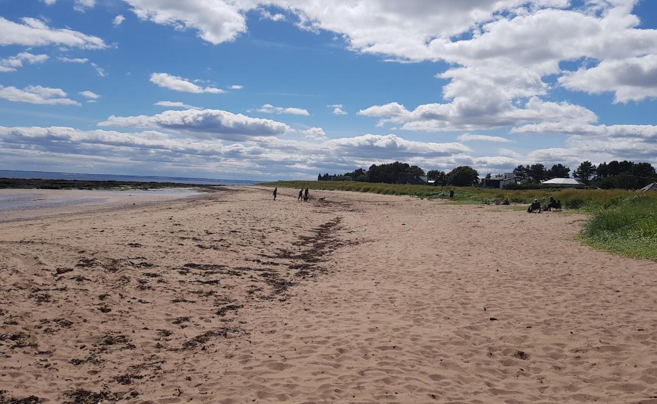 Foto af East Haven Beach med lyst sand & sten overflade