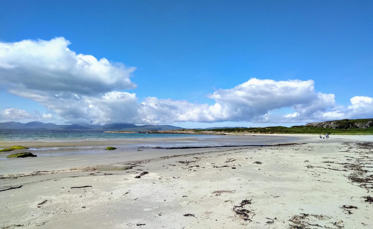 Foto af Kilmory Beach med lys sand overflade