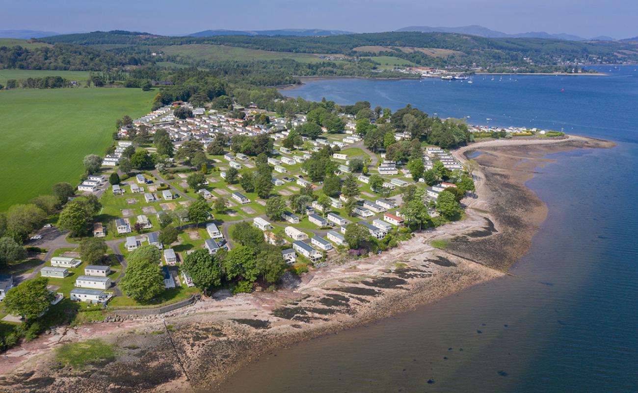 Foto af Rosneath Castle Park Beach med let sand og småsten overflade