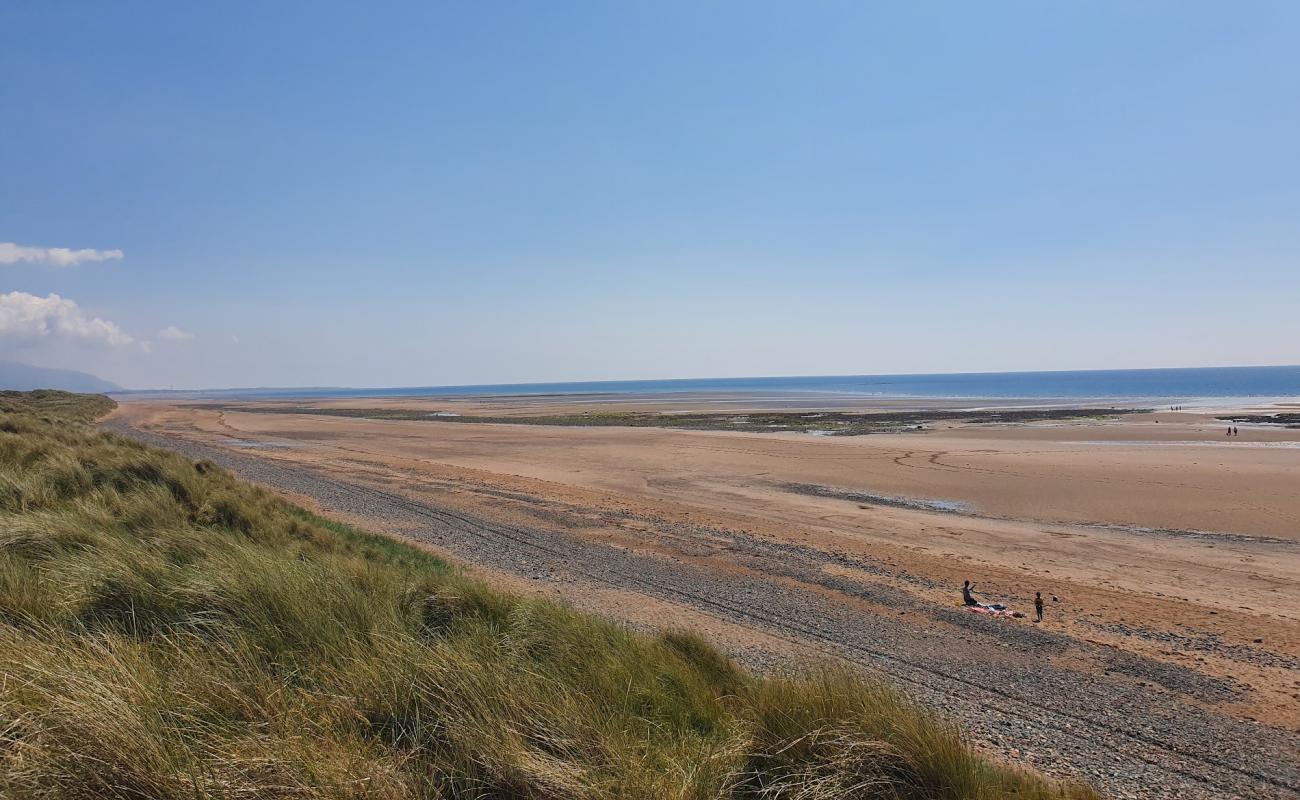 Foto af Drigg Sand Dunes & Beach med let sand og småsten overflade