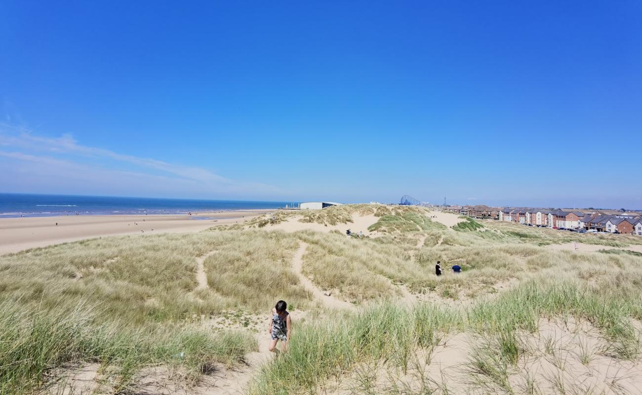 Foto af Fylde Sand Dunes Beach med lys sand overflade