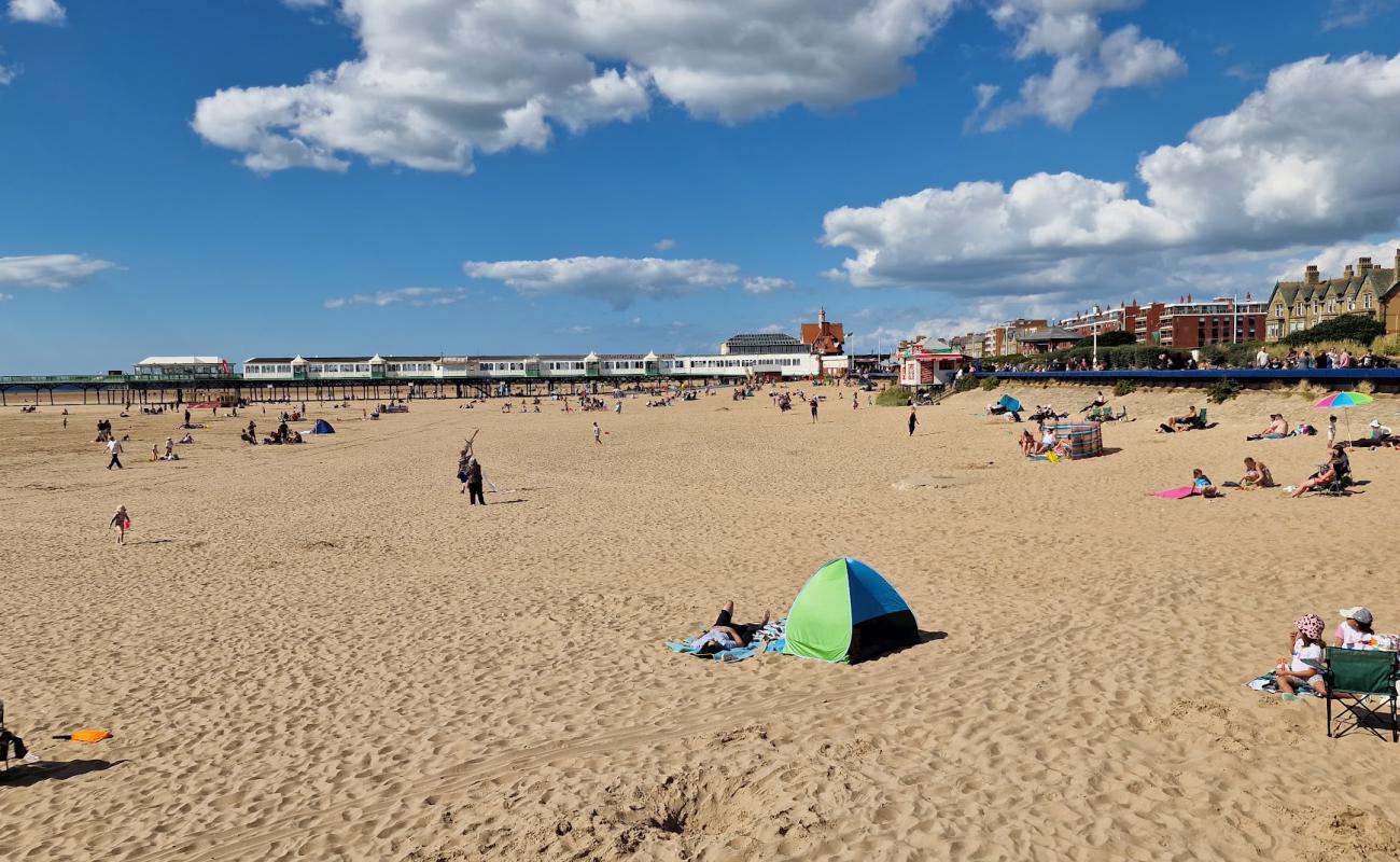 Foto af St Anne's Beach med lys fint sand overflade