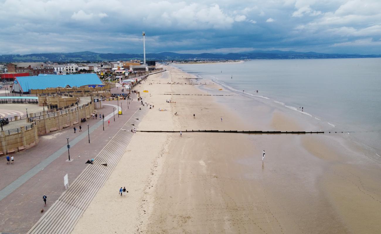 Foto af Rhyl Strand med lys sand overflade