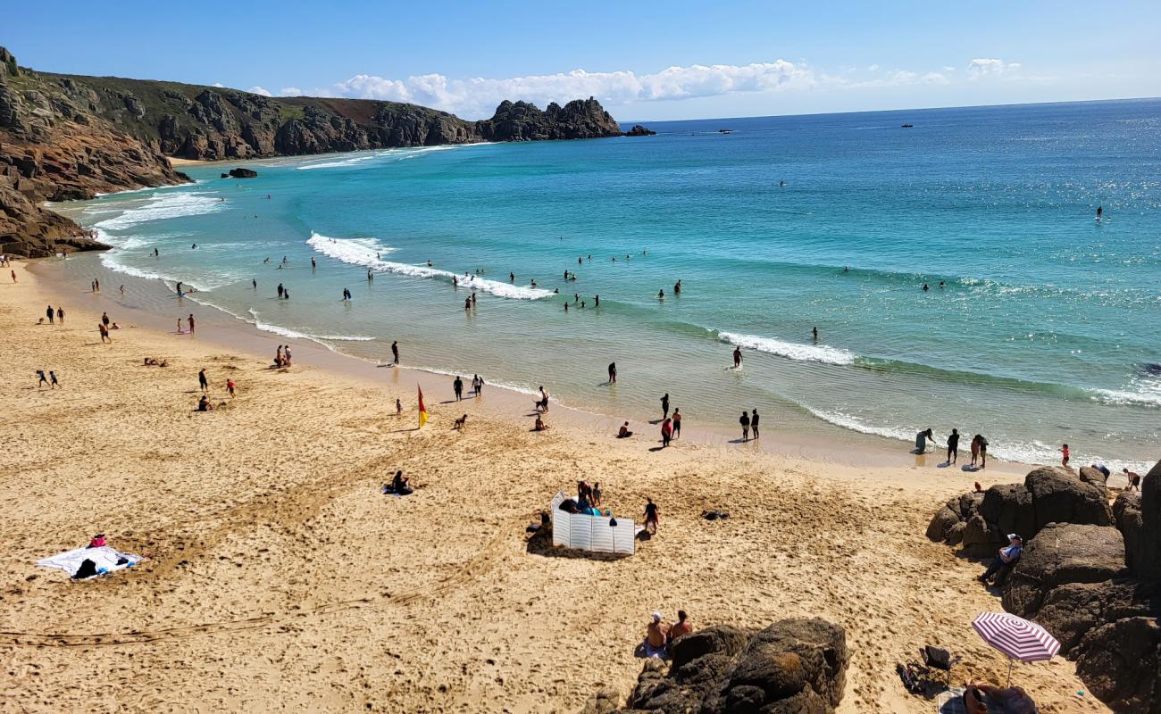 Foto af Porthcurno Strand med lys sand overflade