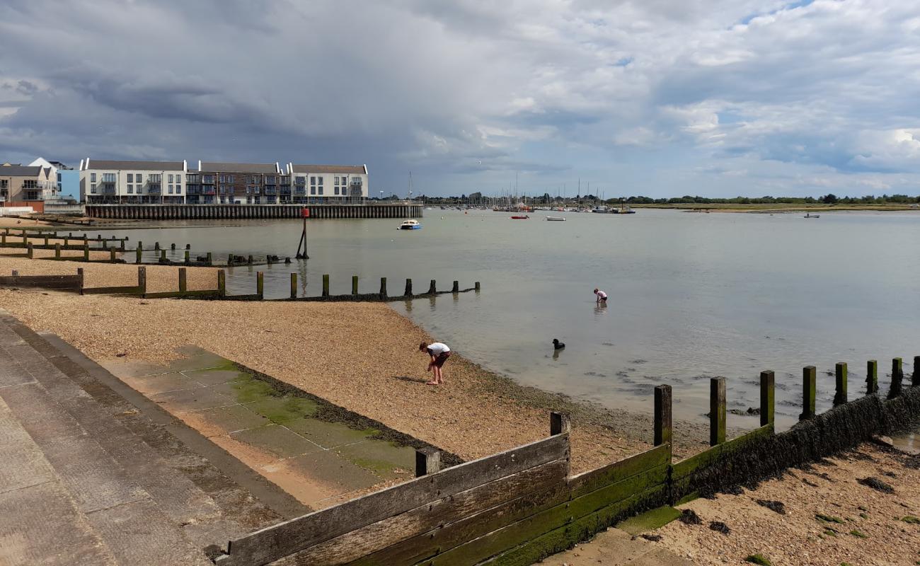 Foto af Brightlingsea Strand med let fin sten overflade