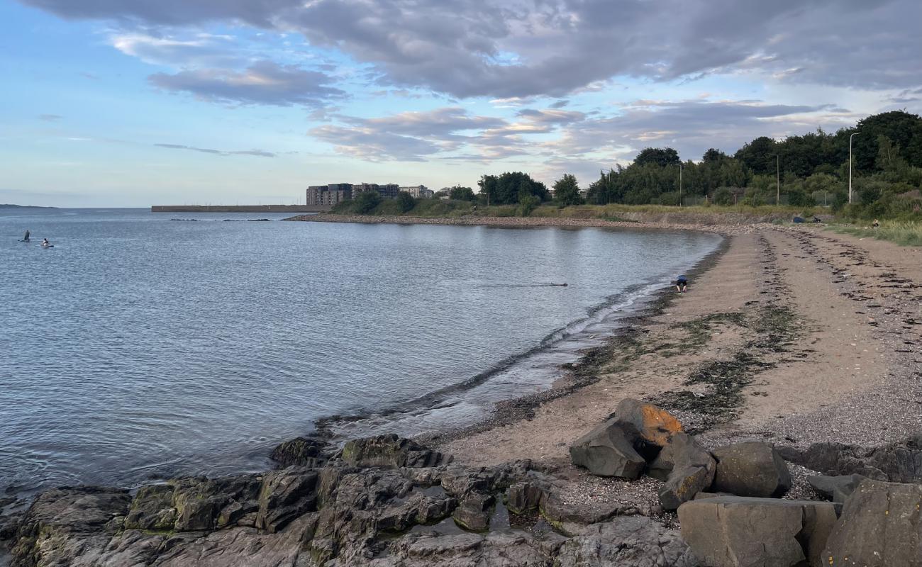 Foto af Granton Strand med grå sand overflade