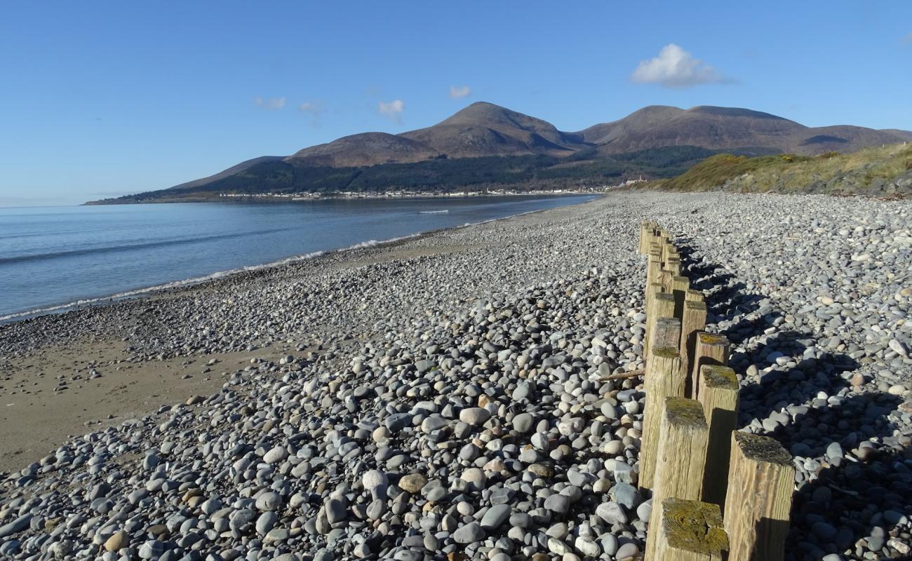 Foto af Murlough Strand med gråt sand og småsten overflade