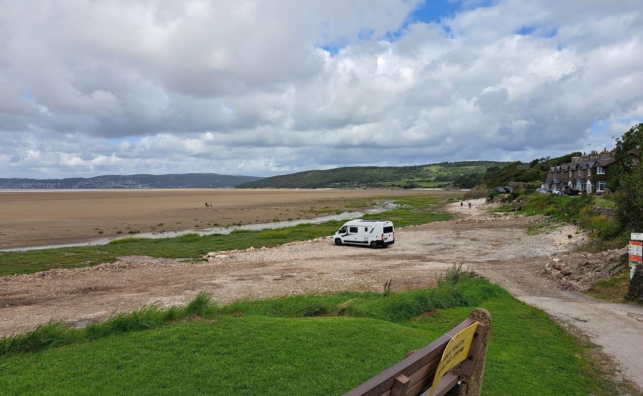 Foto af Silverdale Strand med gråt sand og småsten overflade