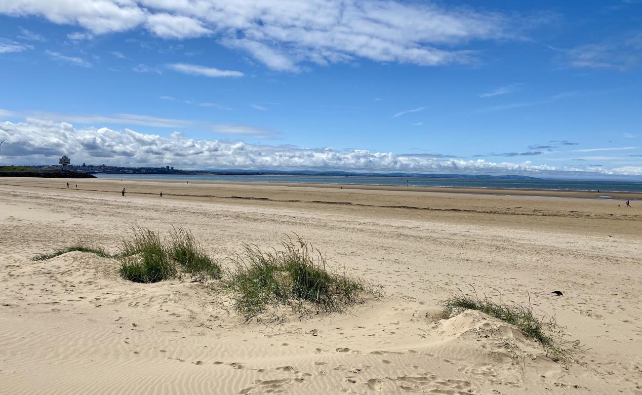 Foto af Crosby Strand med lys sand overflade