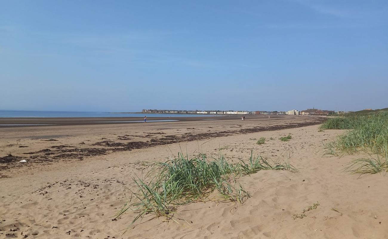 Foto af Barassie Strand med lys sand overflade