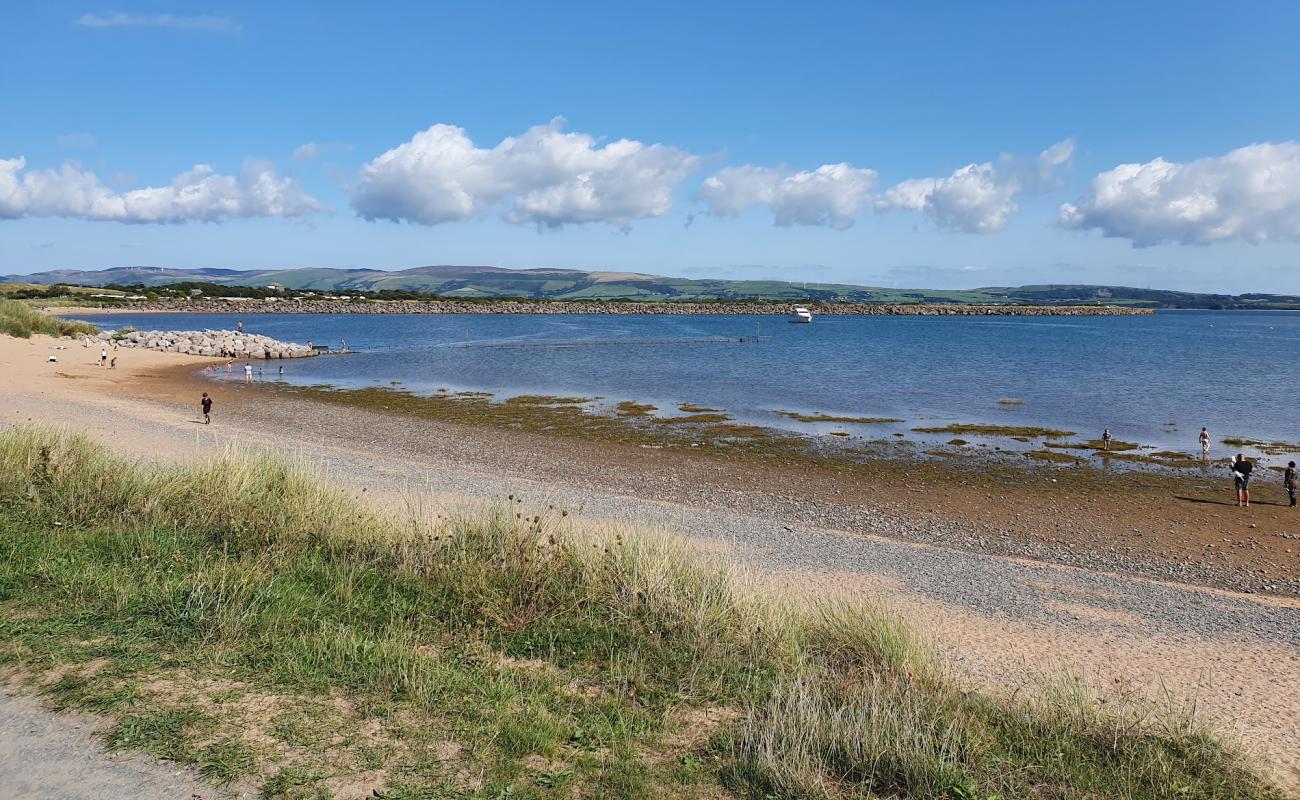 Foto af Haverigg Strand med gråt sand og småsten overflade