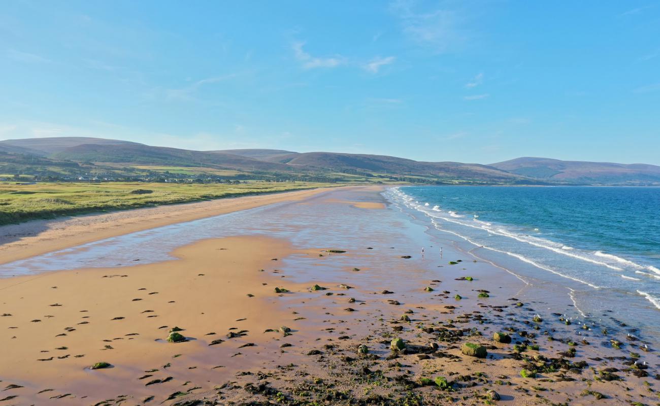 Foto af Brora Strand med grå sand overflade