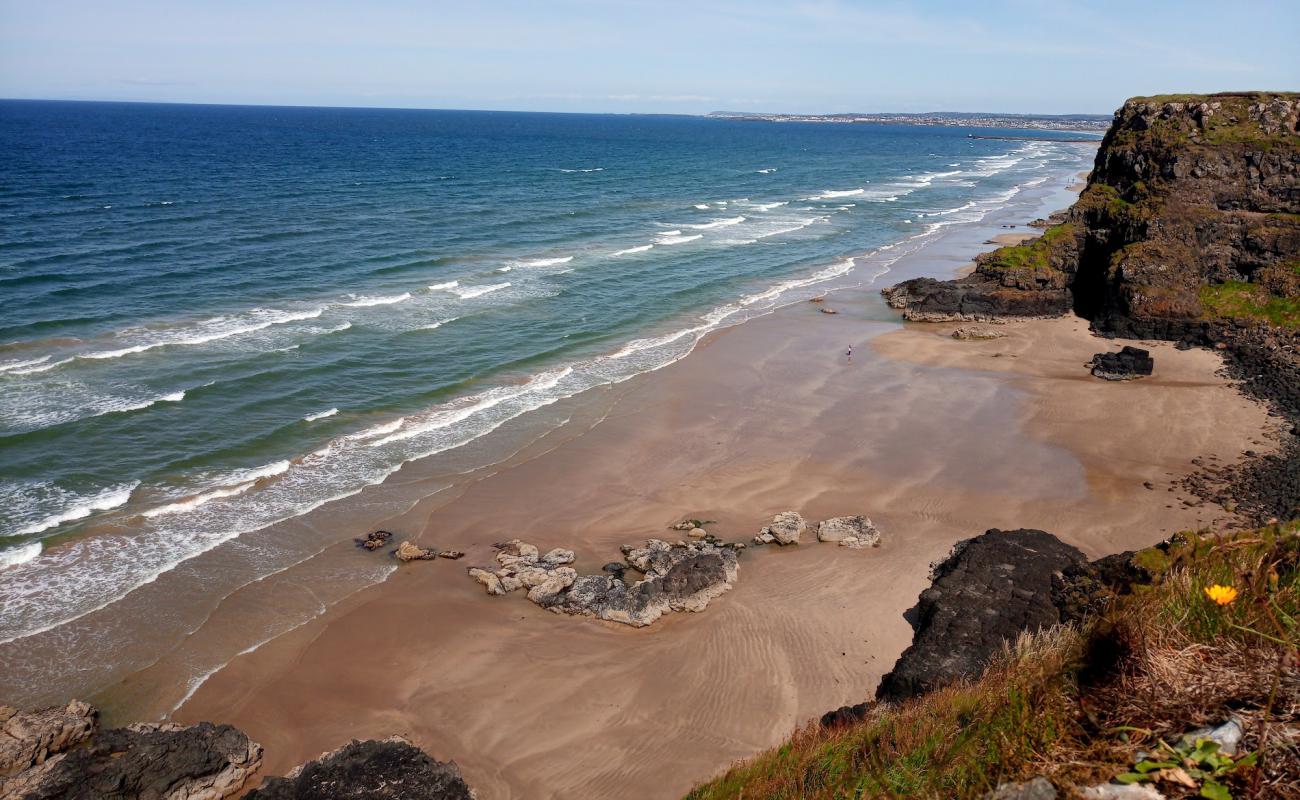 Foto af Downhill Strand med lys fint sand overflade