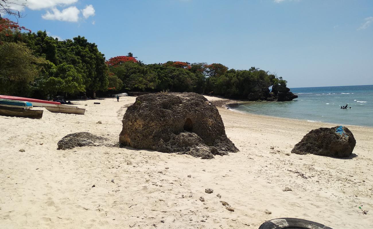 Foto af Mangapwani Beach med lys sand overflade