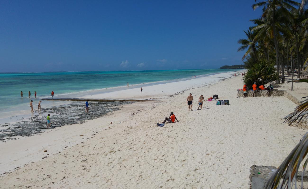 Foto af Pingwe Beach med hvidt fint sand overflade