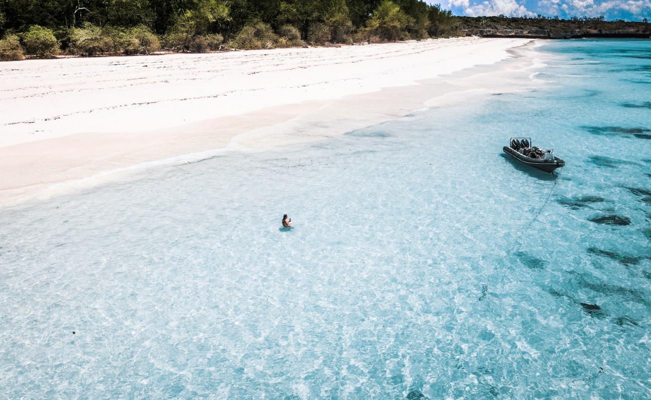 Foto af Mbuyuni Strand med hvidt fint sand overflade