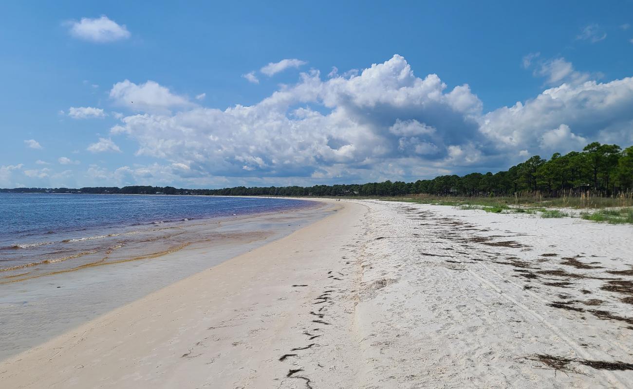 Foto af Carrabelle Beach med hvidt sand overflade