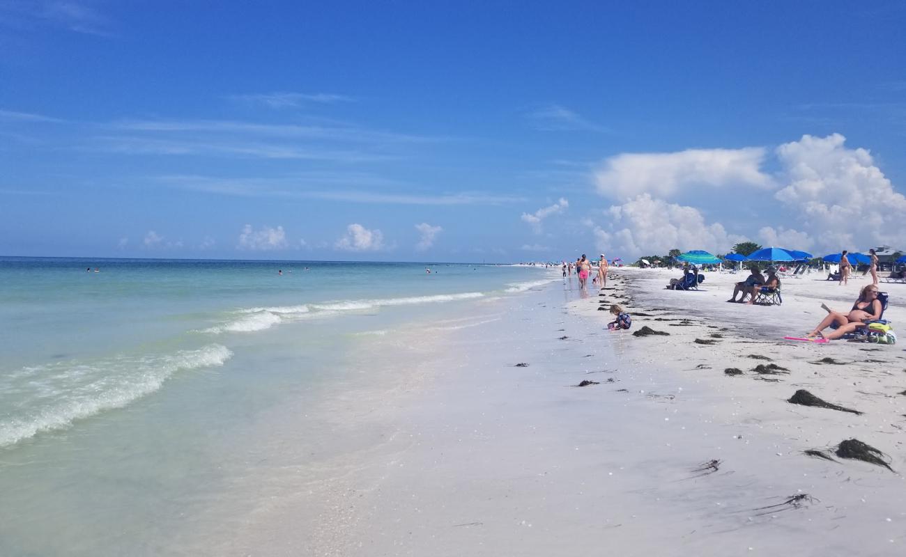 Foto af Honeymoon Island Beach med hvidt sand overflade