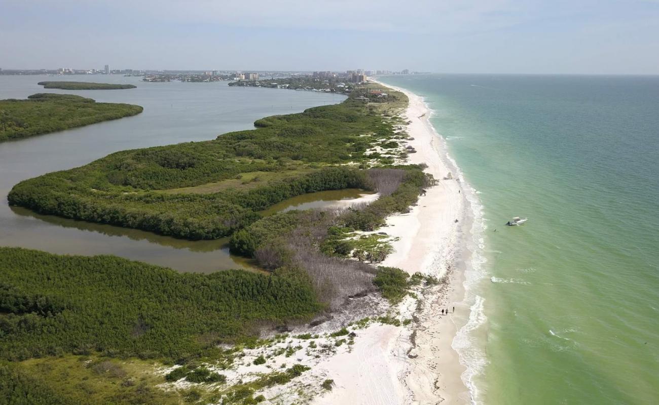 Foto af Caladesi Beach med hvidt sand overflade