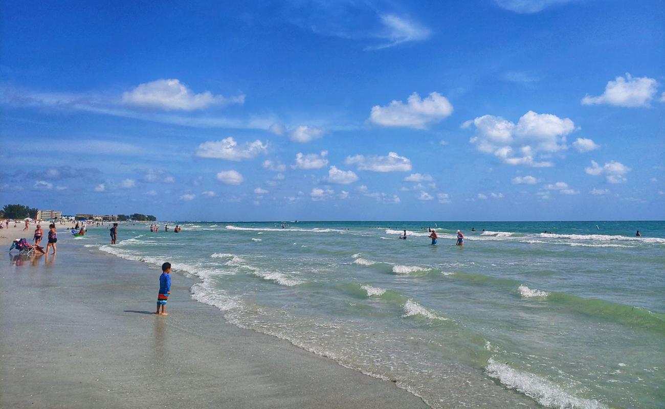 Foto af Treasure Island Beach med hvidt sand overflade