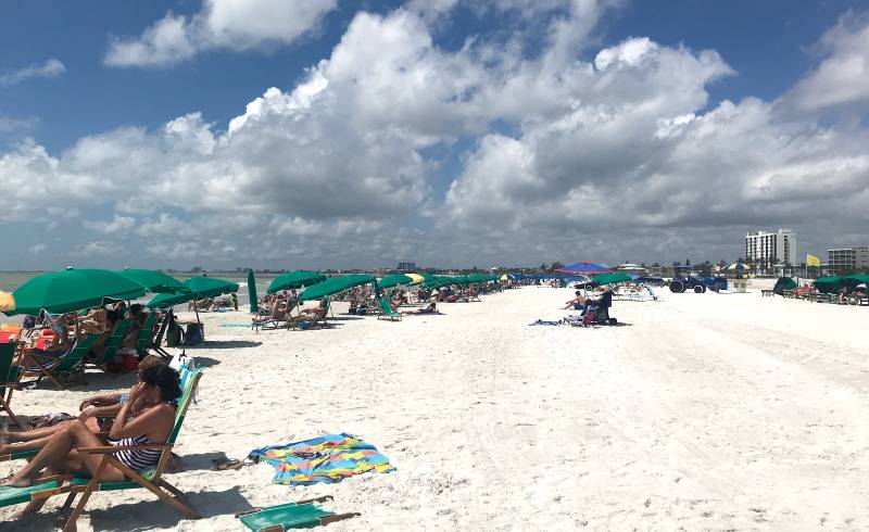 Foto af Carousel Inn on the beach med hvidt fint sand overflade