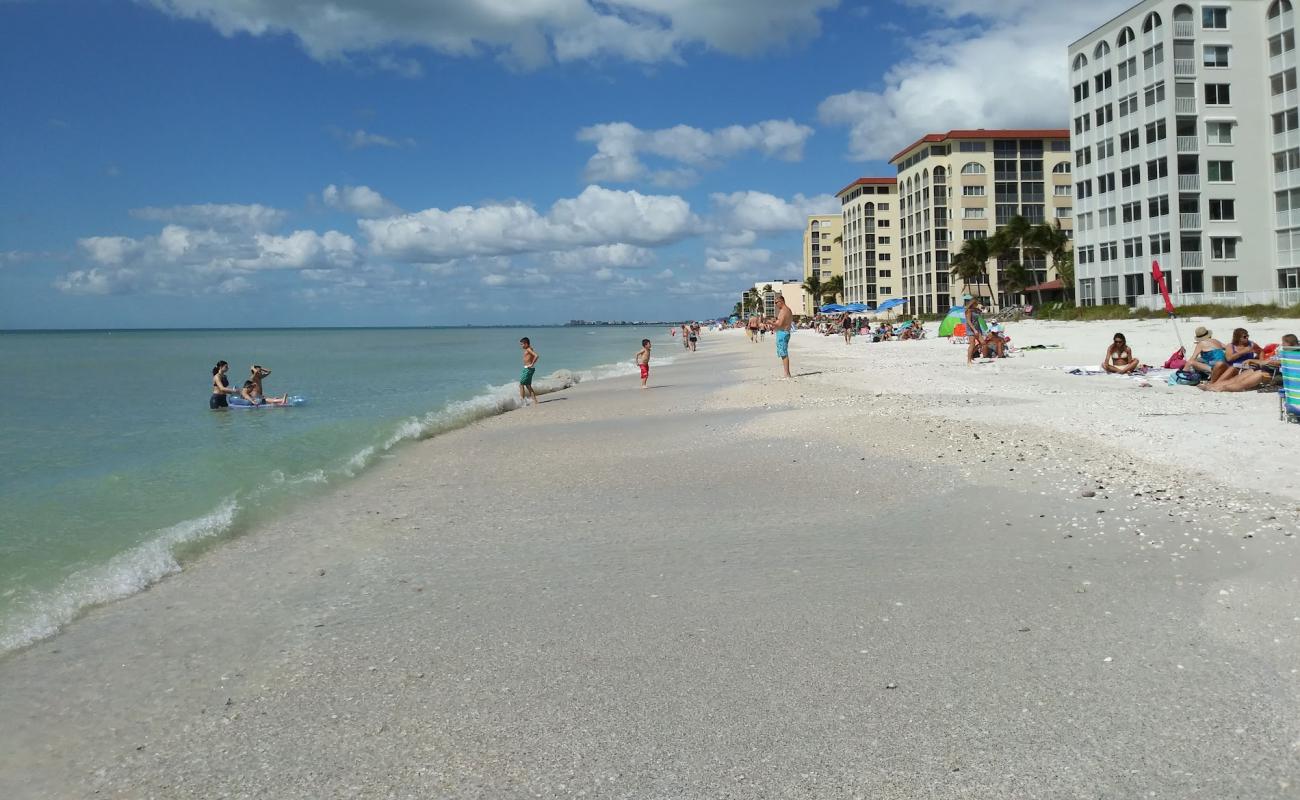 Foto af Little Hickory beach med hvidt sand overflade