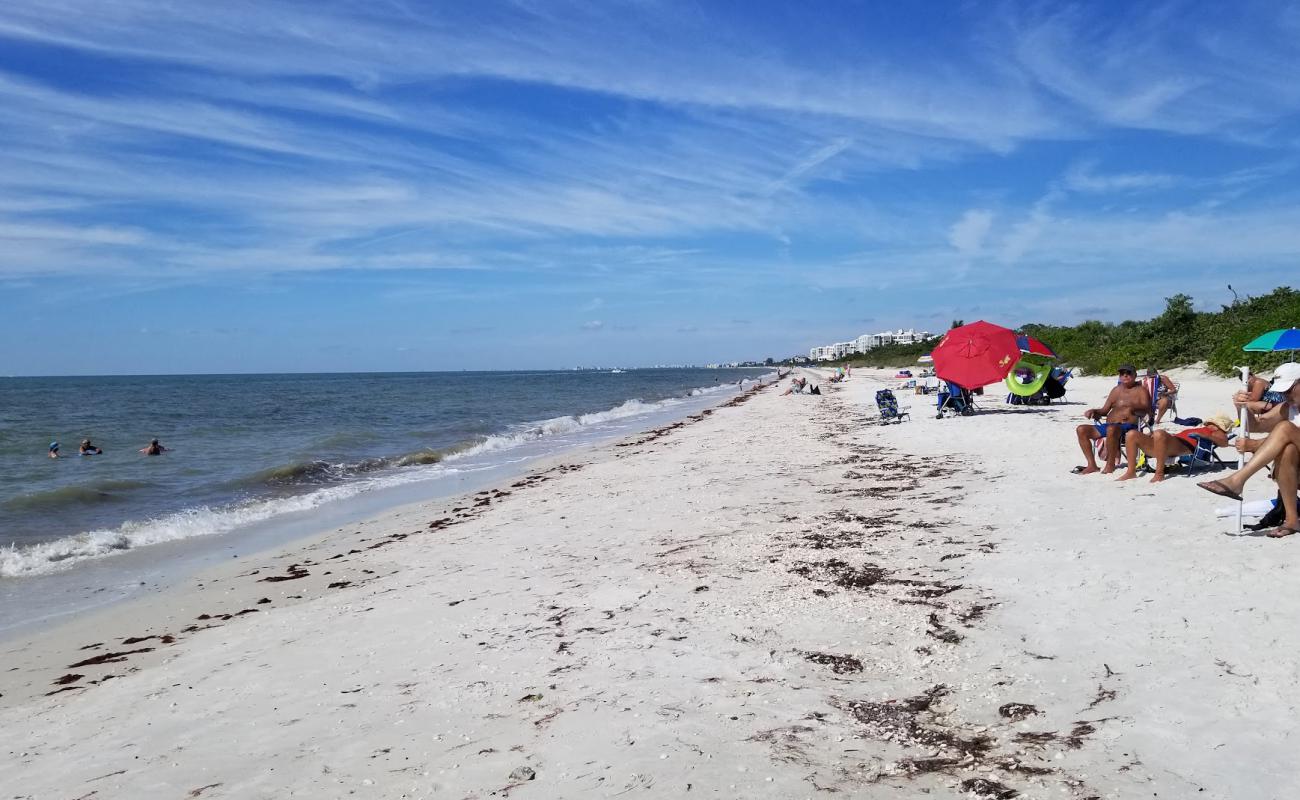 Foto af Barefoot beach med hvidt sand overflade